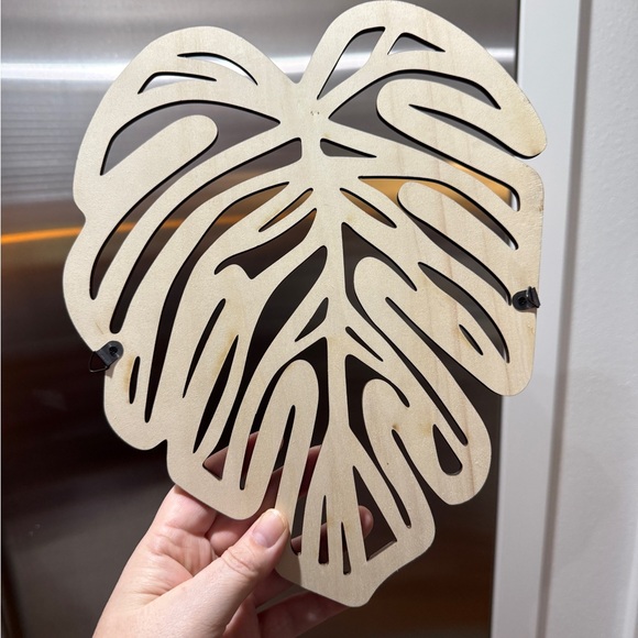 Wooden Monstera Leaf Hanging Wall Decor - Picture 2 of 2